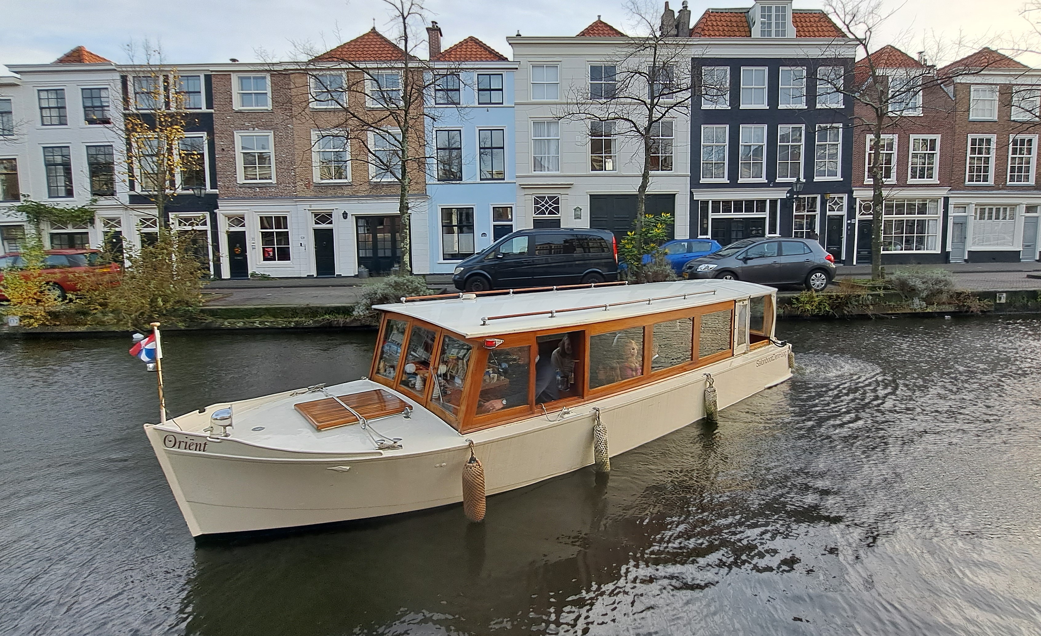 Salonboot De Oriënt voor de historische gevels aan de Haagse gracht