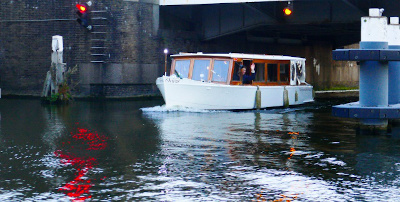 Een brug op de vaarroute door Den Haag