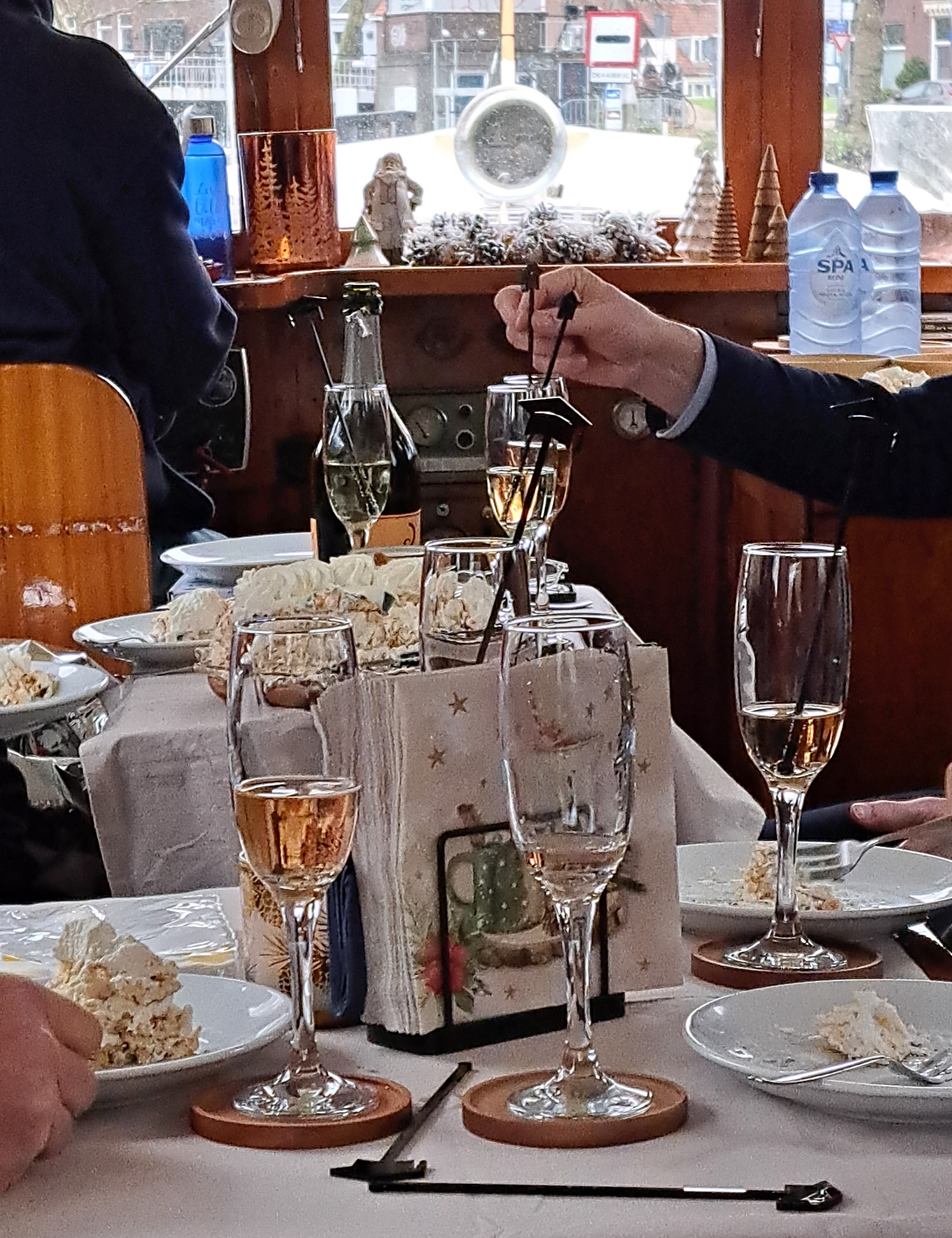 De sfeervol gedekte tafel in de salonboot