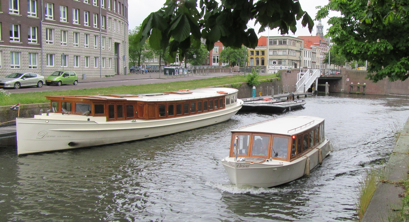 Historische salonboten op het Haagse water